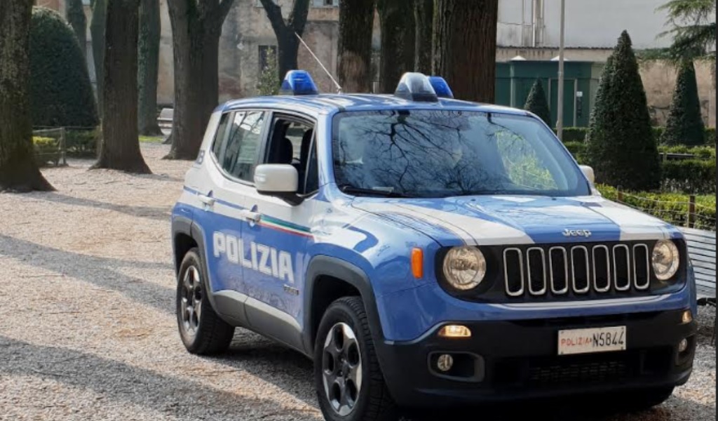 Minaccia e aggredisce la madre e la sorella, 21enne pluripregiudicato denunciato dalla Polizia
