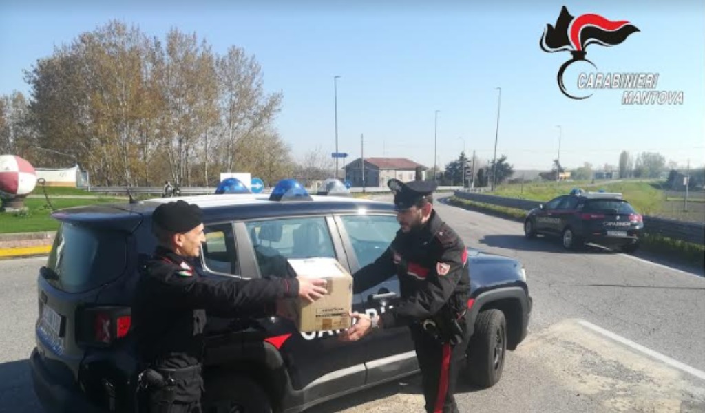 I Carabinieri di Viadana consegnano mascherine e guanti agli ospedali