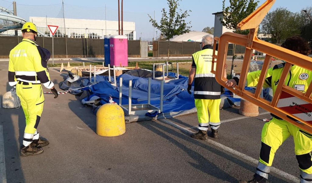 Emergenza nell’emergenza: il forte vento distrugge il gazebo della Protezione Civile per i tamponi