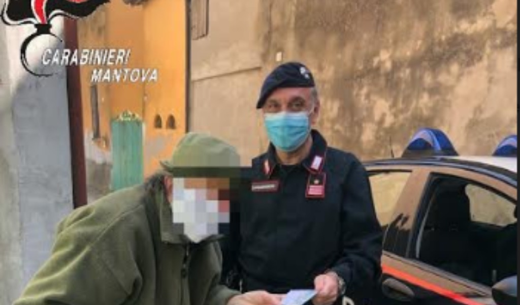 Parola d’ordine “solidarietà”: i Carabinieri pagano in posta le bollette a un’anziana sola