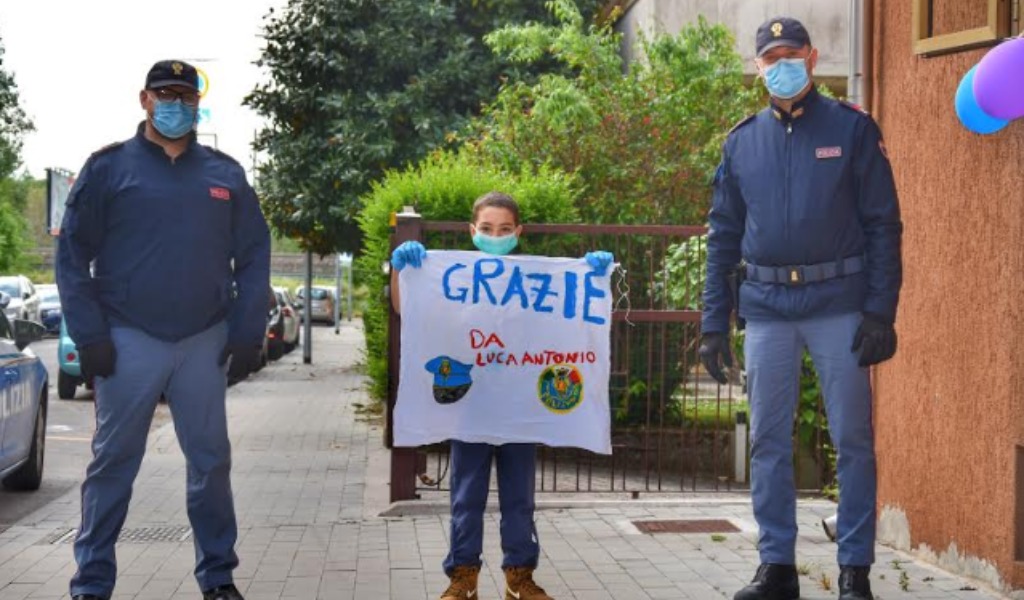 Il piccolo Luca Antonio compie 8 anni ma non festeggia solo: la sorpresa della Polizia di Mantova