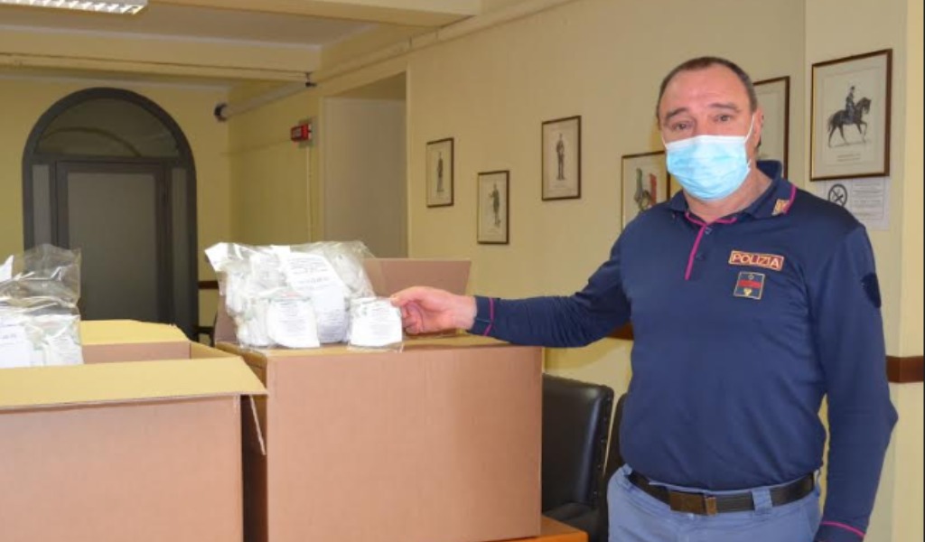 Donate mille mascherine alla Questura di Mantova in ricordo dell’Agente Elvio Tacconi, portato via dal Covid