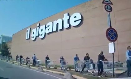 Come la nostra vita, ferma e “distanziata”: è la coda davanti al supermercato VIDEO
