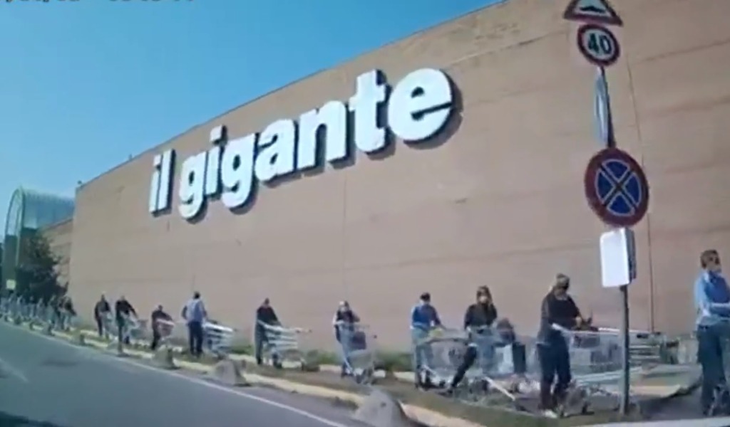 Come la nostra vita, ferma e “distanziata”: è la coda davanti al supermercato VIDEO