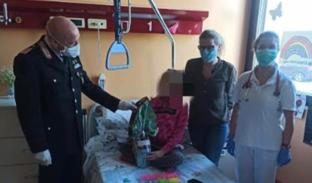 Carabinieri in corsia assieme ai bambini malati: una Pasqua solidale
