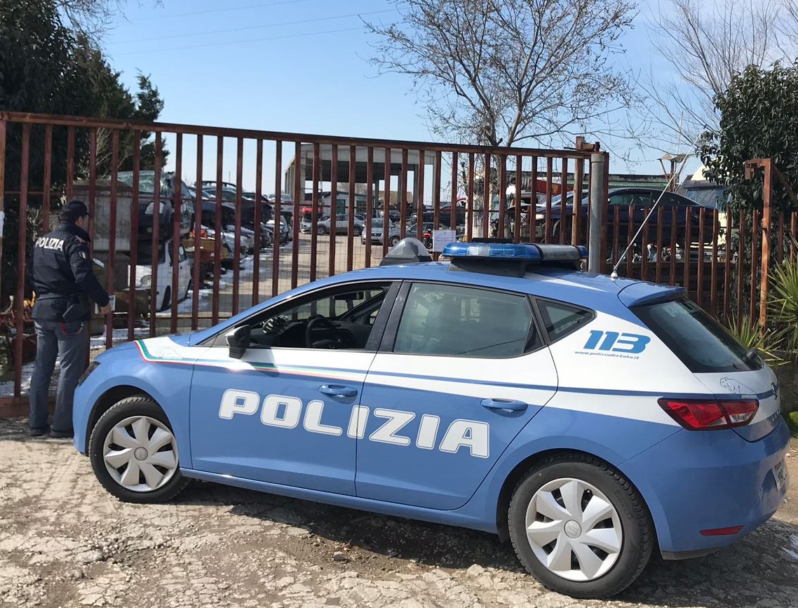 Furto all’Ortofrutta: vetrina in frantumi e fuga con il registratore di cassa