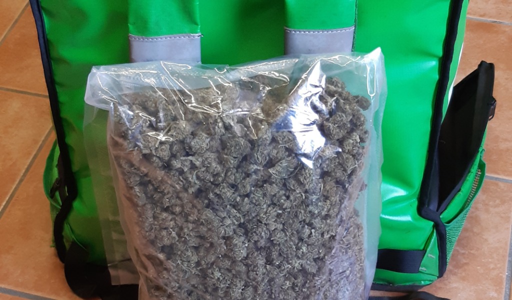 Scoperto rider spacciatore: nello zaino non cibo a domicilio ma mezzo kg di marijuana