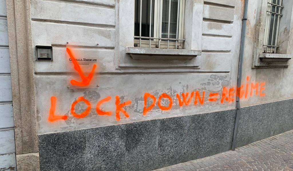 “Basta lockdown!”, blitz notturno degli studenti: scritte anche contro un nostro giornale