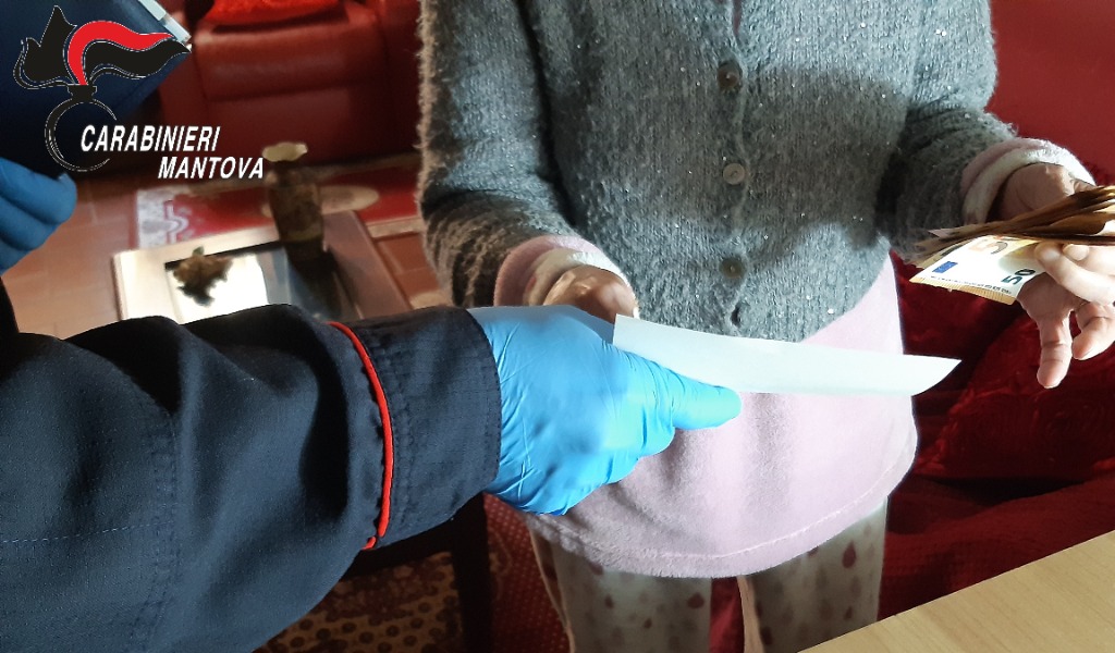 Non può uscire di casa, i Carabinieri le consegnano la pensione a casa