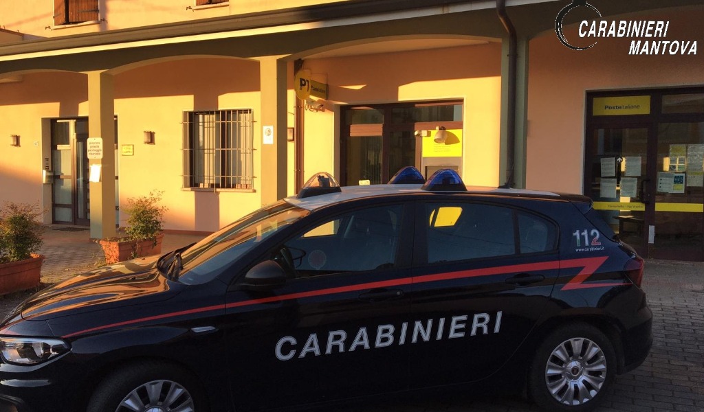 I Carabinieri di Viadana impegnati nella distribuzione delle pensioni agli ultra 75enni