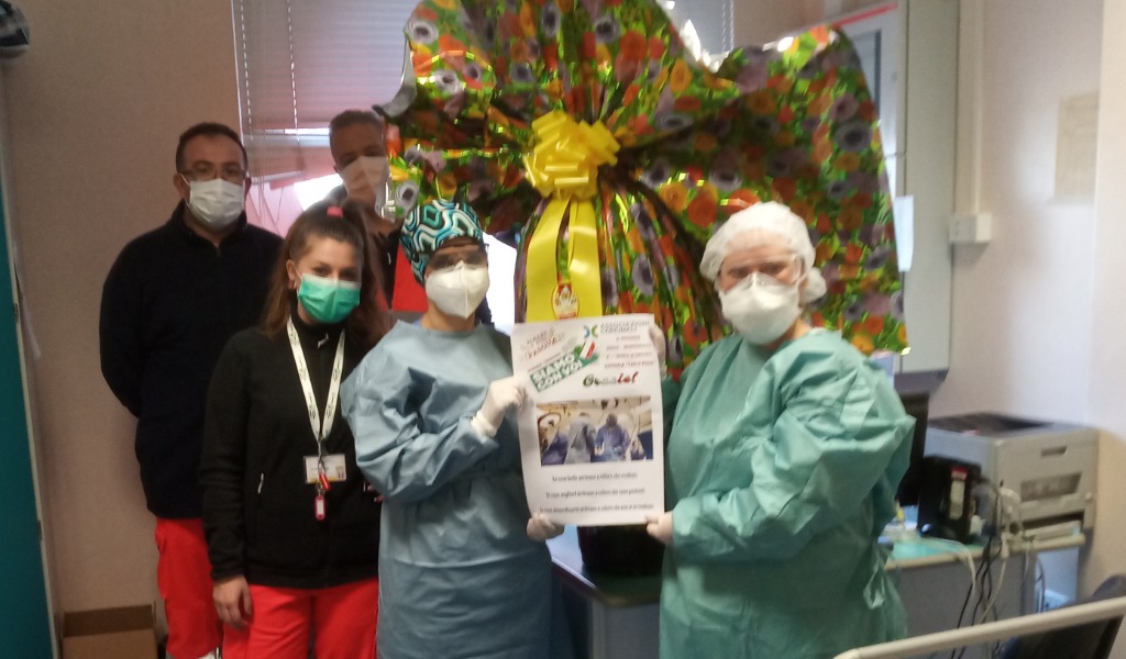 Associazione Comunali dona un maxi uovo di Pasqua agli operatori sanitari