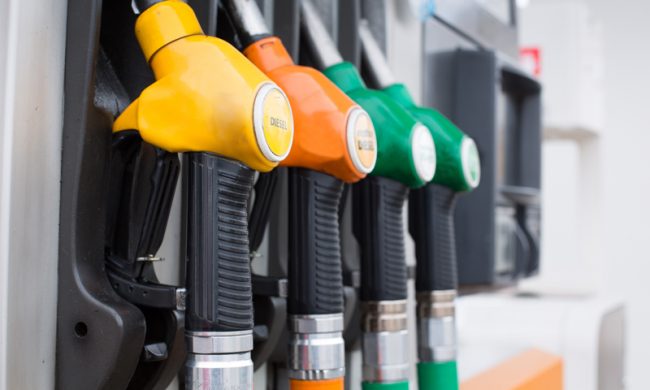 Il paradosso dei carburanti: il prezzo del petrolio crolla ma i ribassi non si vedono alla pompa