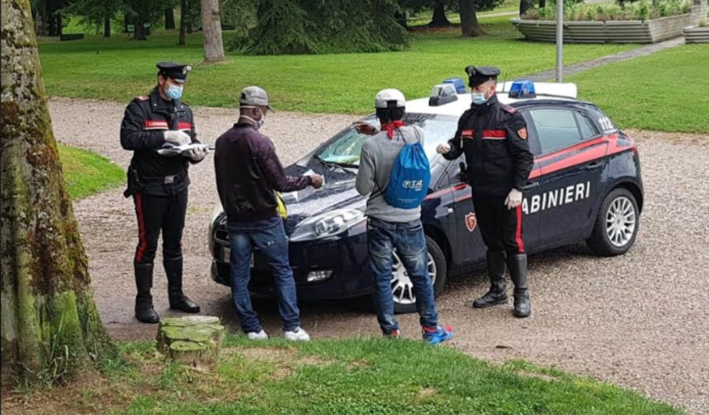 Alla vista dei Carabineri tenta la fuga ma viene fermato e trovato con stupefacente da spacciare