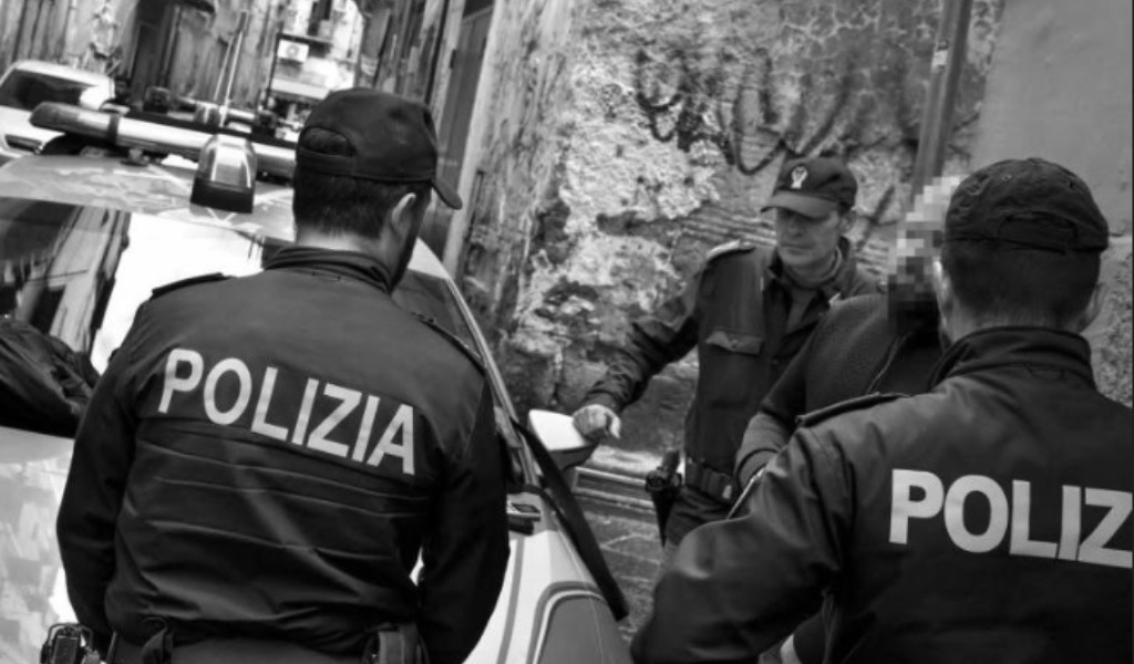 Violento litigio in strada tra un uomo e una donna: la Polizia ferma un 22enne