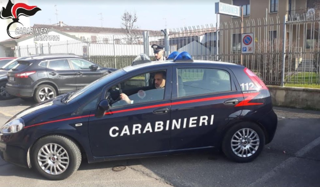 Percuote una donna e le ruba la borsa ma viene fermato e arrestato