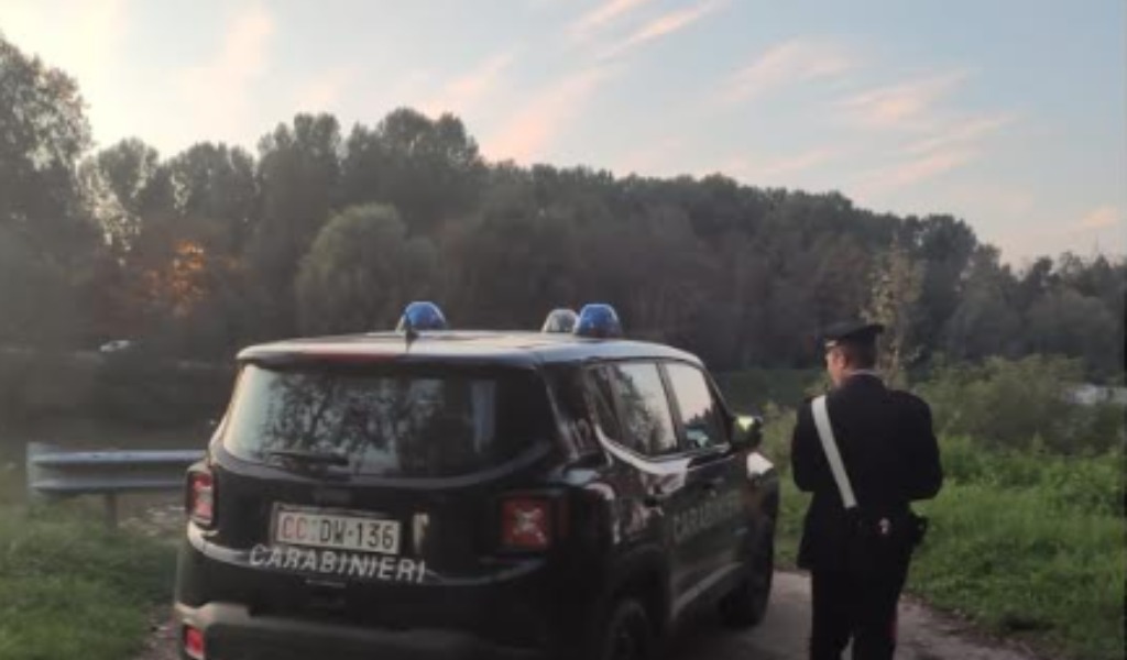 Chiacchieravano e fumavano senza mascherina e distanze di sicurezza: uno di loro veniva anche da un’altra regione