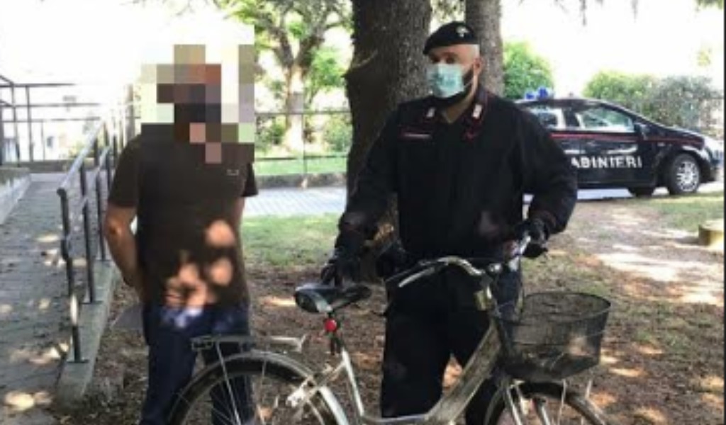 Rubano una bicicletta e l’abbandonano nei campi: i Carabinieri la restituiscono ai proprietari