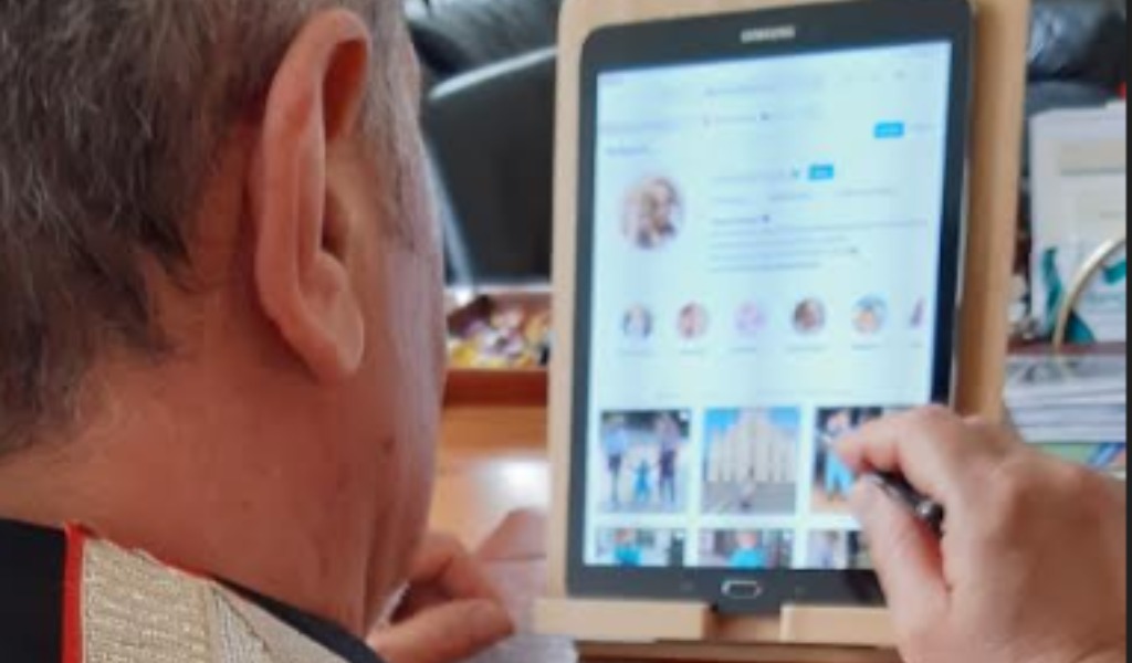 Prima fa festa in piazza con gli amici, poi pubblica un video contro l’Arma: 20enne nei guai