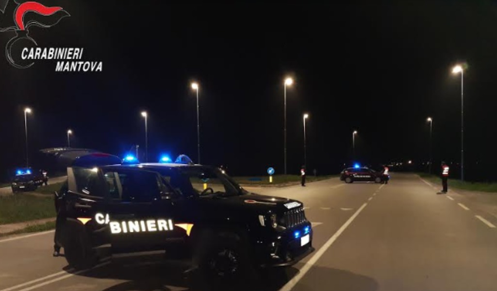 Nonostante i divieti si trovano per chiacchierare e giocare a carte: ragazzi nei guai
