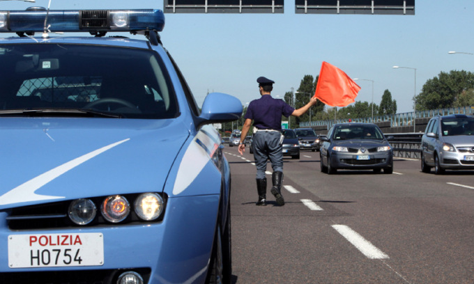 Controlli stradali nel weekend: sei patenti ritirate dalla Polizia