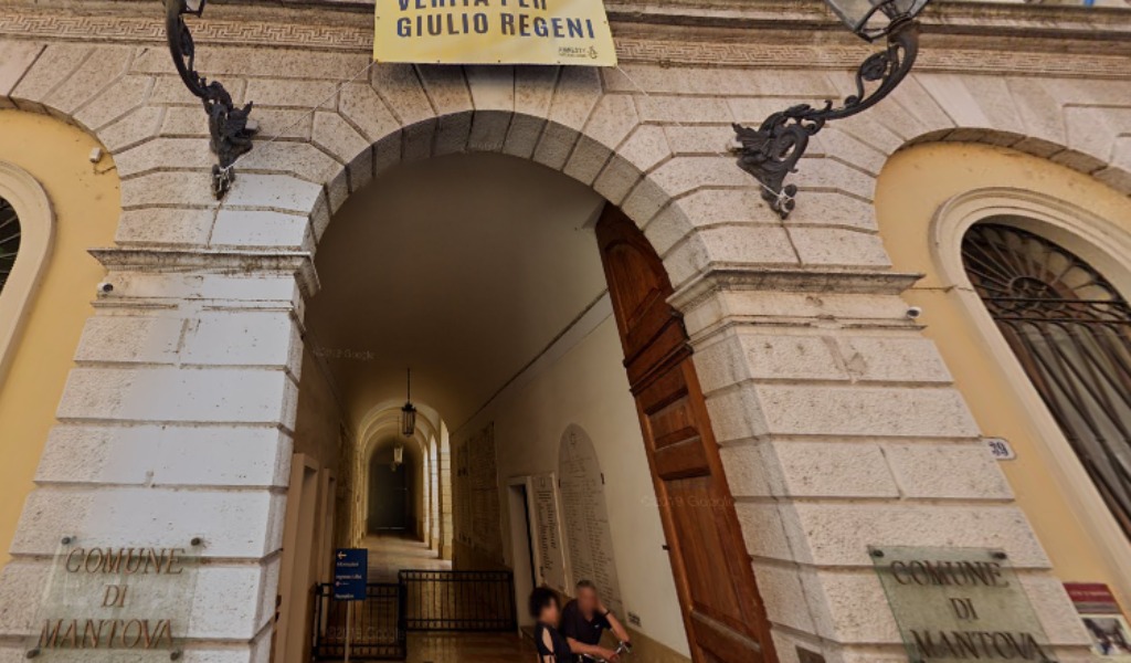 L'ingresso del Comune di Mantova
