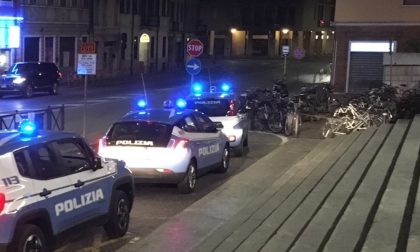 Si schianta con l'auto contro il semaforo davanti alla stazione di Mantova: era ubriaco