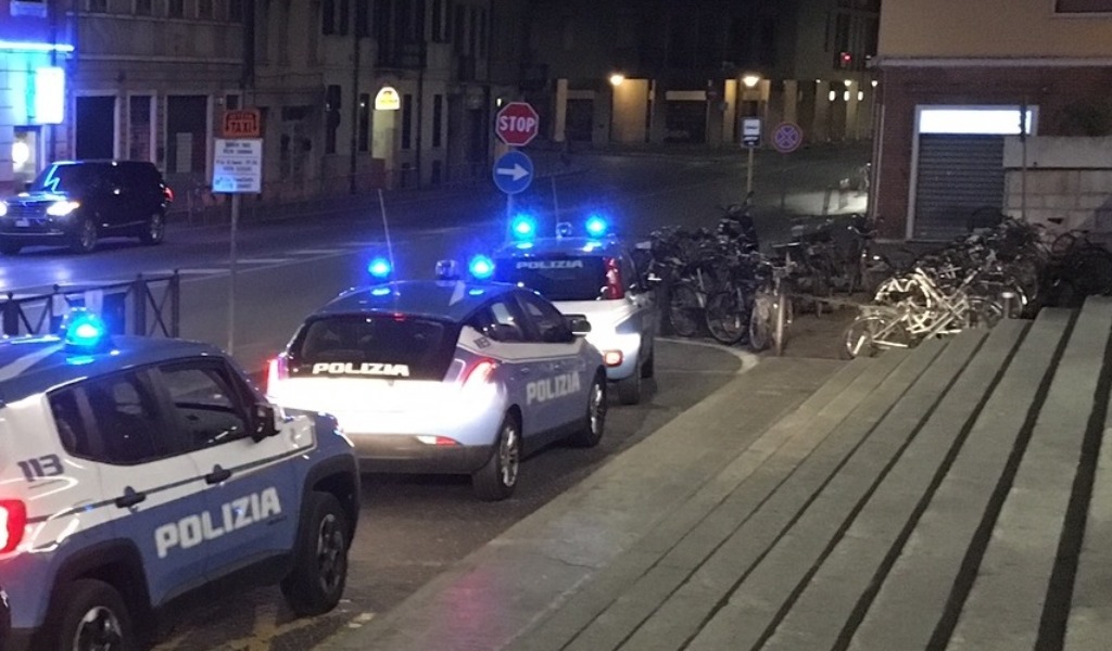 Si schianta con l’auto contro il semaforo davanti alla stazione di Mantova: era ubriaco