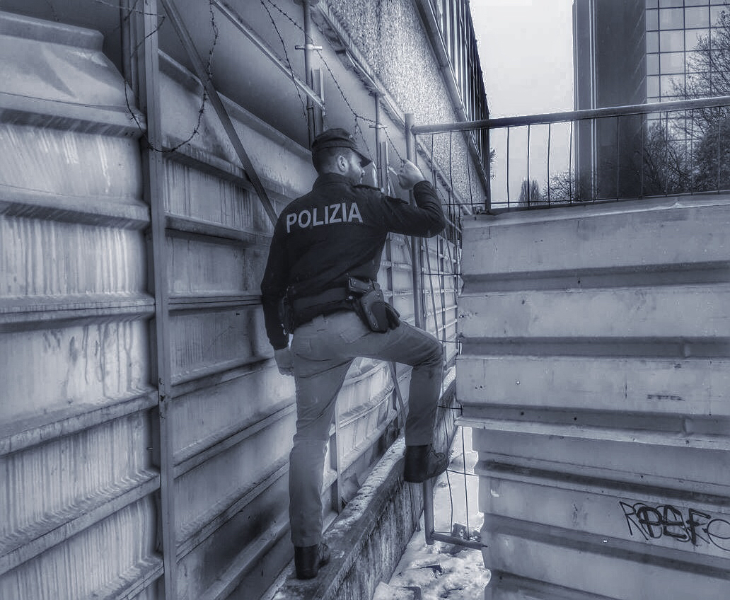 Salgono sul tetto di un capannone e lanciano pietre addosso a Guardie Giurate