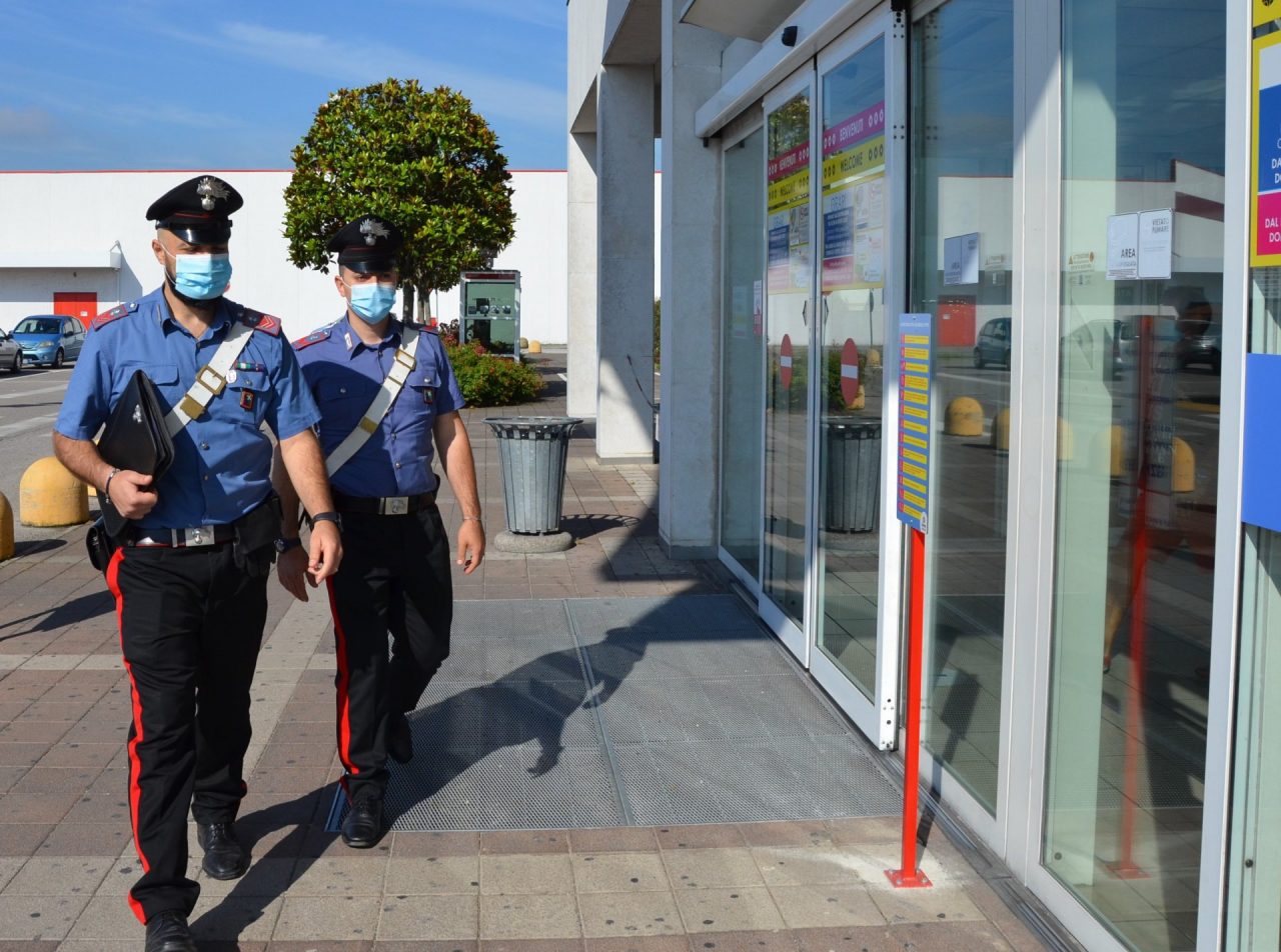 Ladro “vanitoso” ruba creme antirughe e profumi al Centro Commerciale VIDEO