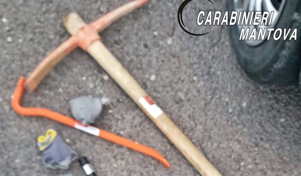 Cercano di sfuggire a un controllo: trovati con arnesi per lo scasso