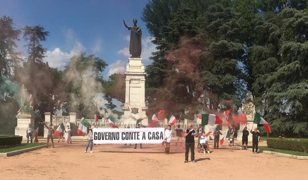 Mascherine Tricolori in piazza Virgiliana per manifestare contro il Governo Conte
