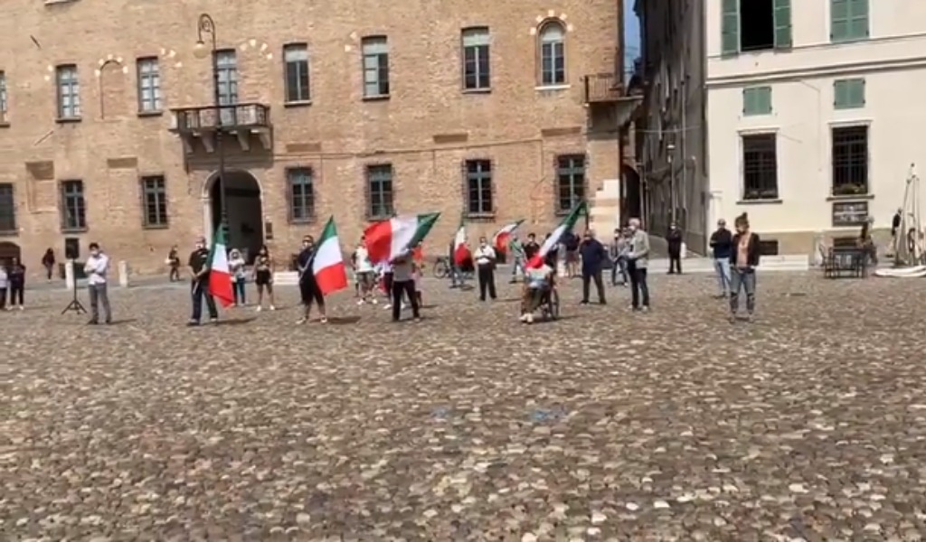 Mascherine Tricolori in piazza: dopo Mantova si manifesta a Roma VIDEO