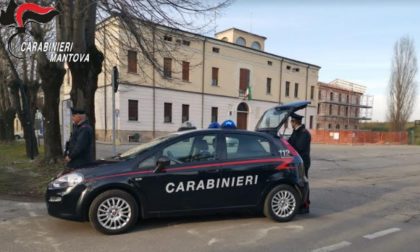 Grazie all'App sul cellulare scopre 2 malviventi nella sua azienda e chiama i Carabinieri