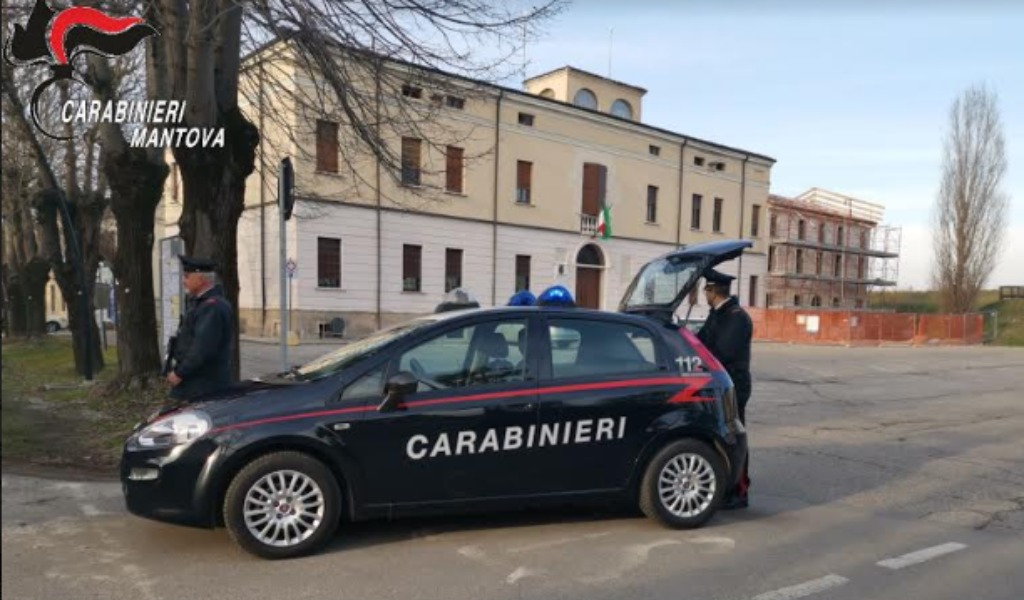 Grazie all’App sul cellulare scopre 2 malviventi nella sua azienda e chiama i Carabinieri