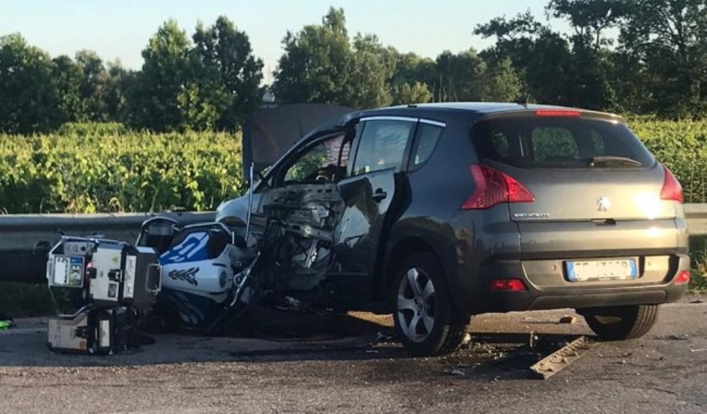 Terribile schianto auto-moto: muore centauro 61enne, gravissima la compagna