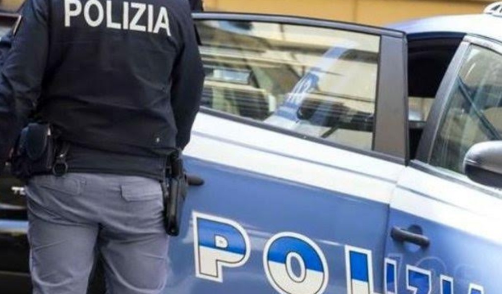 Agenti della volante intervengono per sedare una lite e vengono aggrediti da una donna