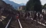 Decine di giovani “invadono” la ferrovia e attraversano i binari contemporaneamente VIDEO