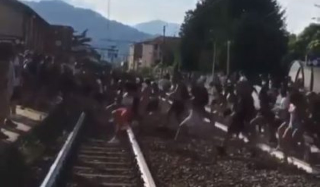 Decine di giovani “invadono” la ferrovia e attraversano i binari contemporaneamente VIDEO