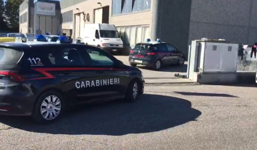 Sfruttamento del lavoro, scoperta manodopera clandestina in un laboratorio di Medole VIDEO