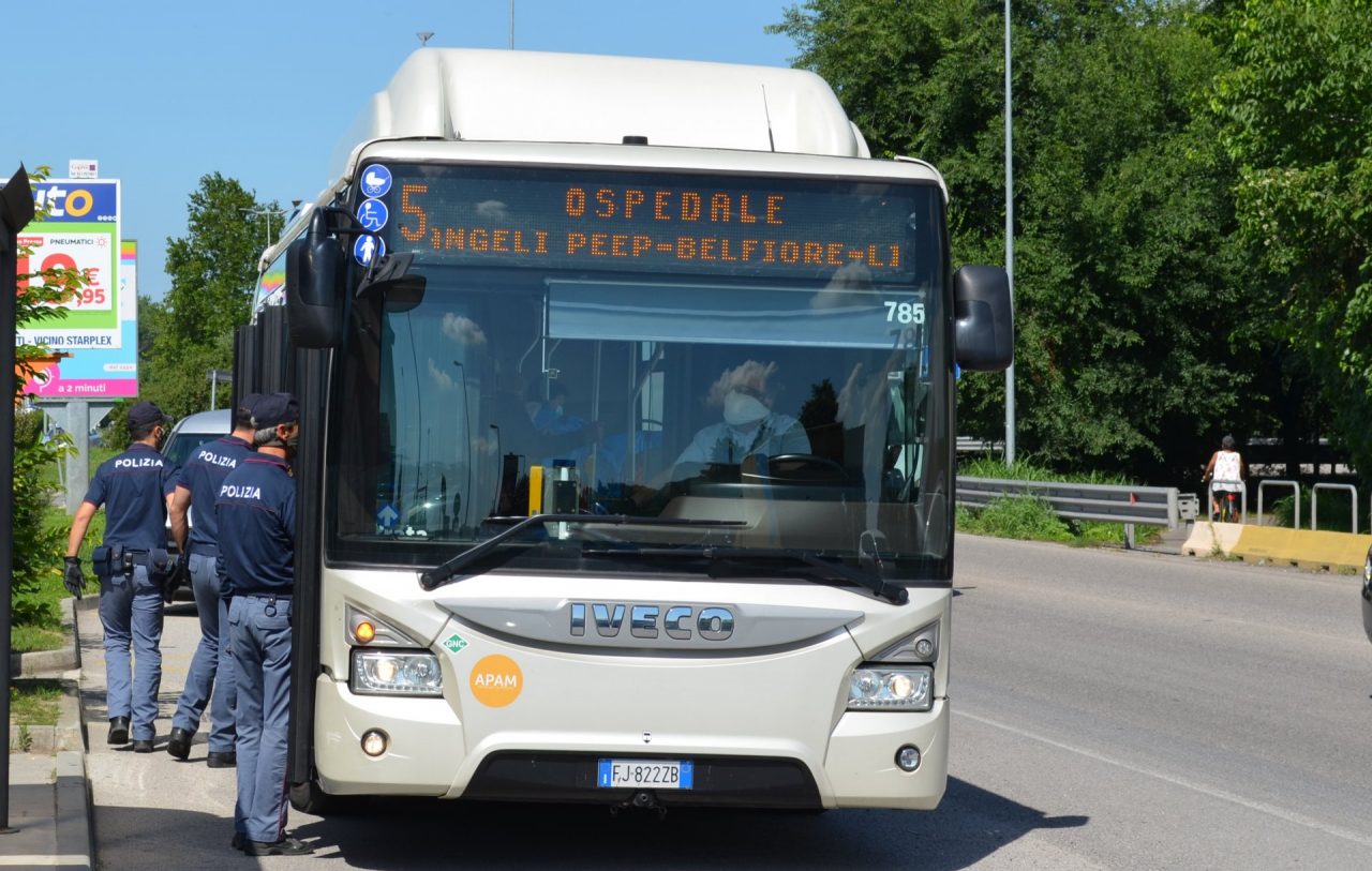 Autobus e Fermate APAM sotto osservazione: viaggiatori senza biglietto multati