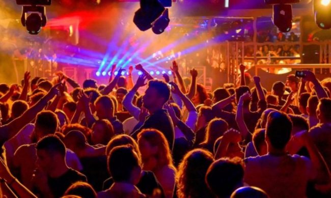Nuova ordinanza regionale: dal 10 si torna in discoteca ma occhio alla distanza