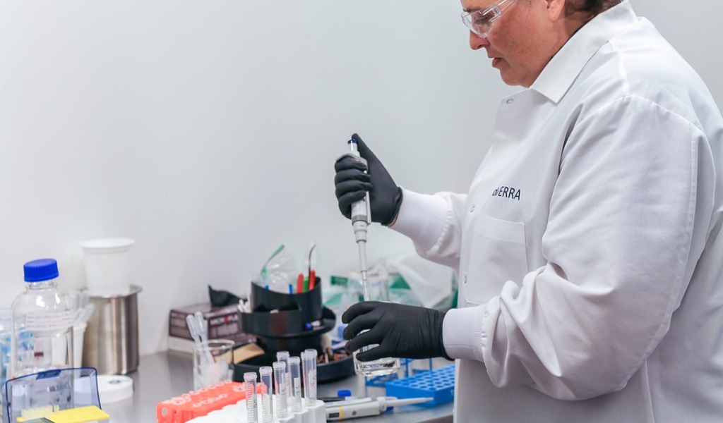 La ricerca sul Covid non si ferma: 24 studi avviati dalle ASST, c’è anche Mantova