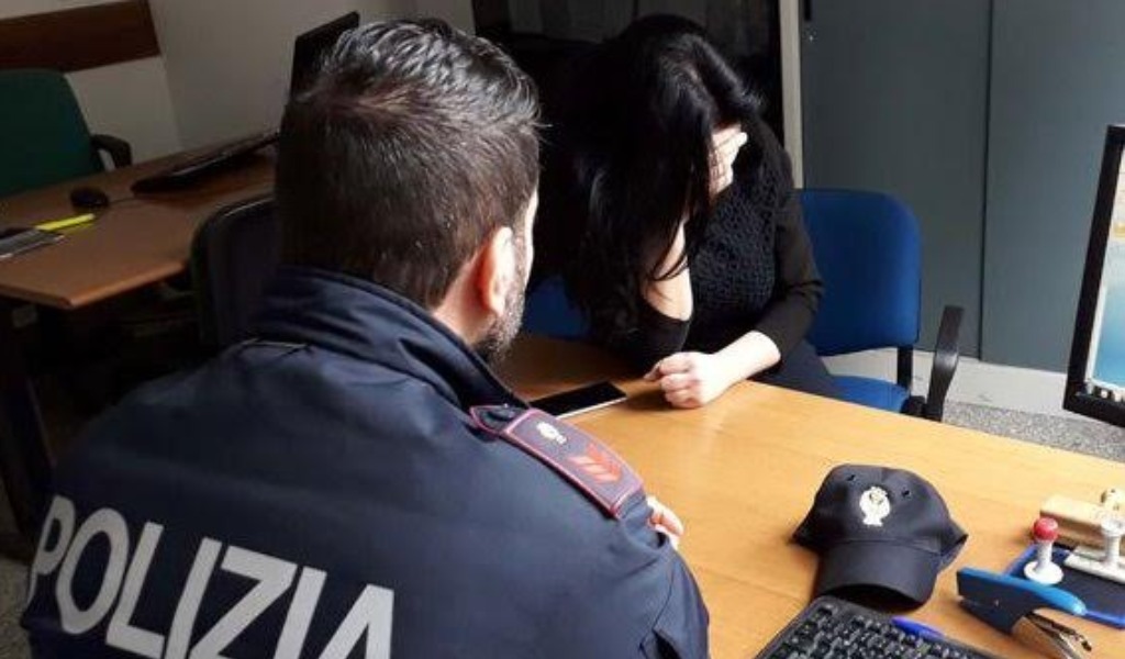Spunti, pugni, calci e mani al collo: coraggiosa vittima denuncia il marito violento