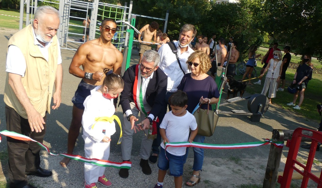 ‬Comune e mondo dello sport hanno inaugurato le due aree fitness sul lungolago