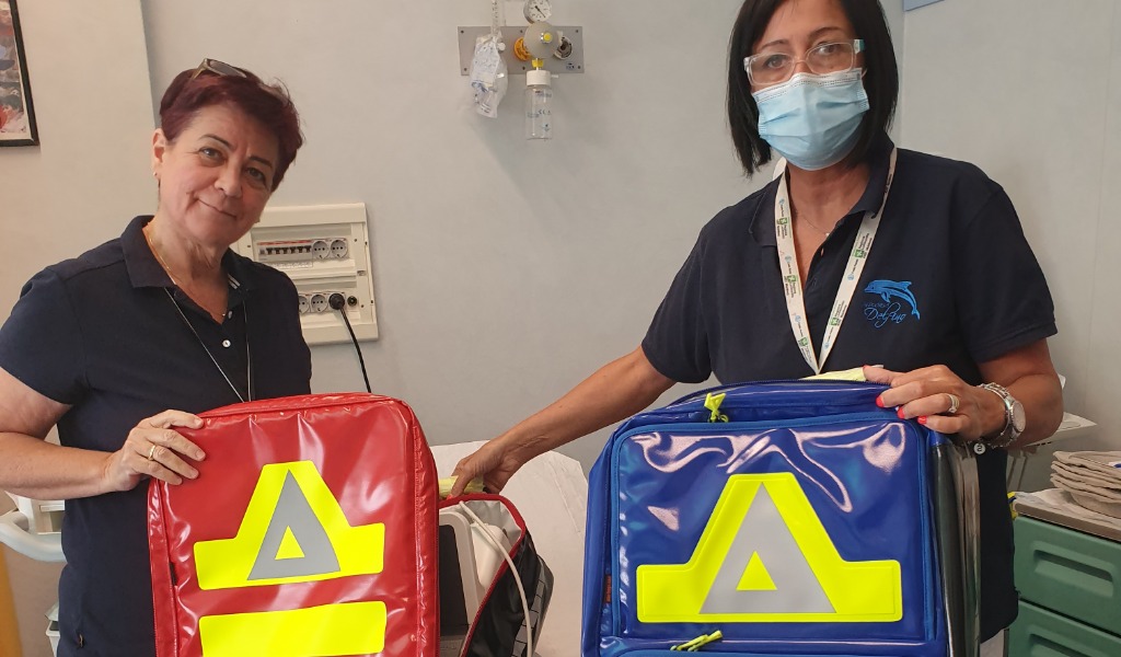 Donati da “Gli Amici del Percorso Delfino” due zaini per il trasporto del materiale sanitario