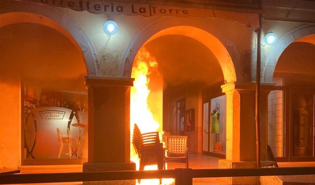 A Gonzaga ignoti vandali danno fuoco a una pila di sedie sotto i portici, il commento del Sindaco