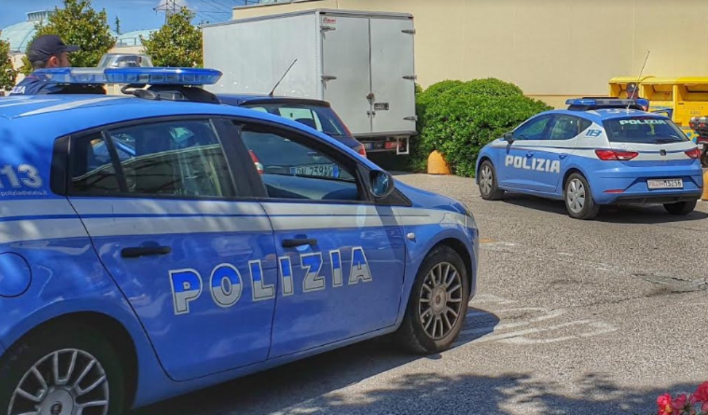 Strappa gli antitaccheggi e si infila una consolle nei pantaloni: 19enne in manette