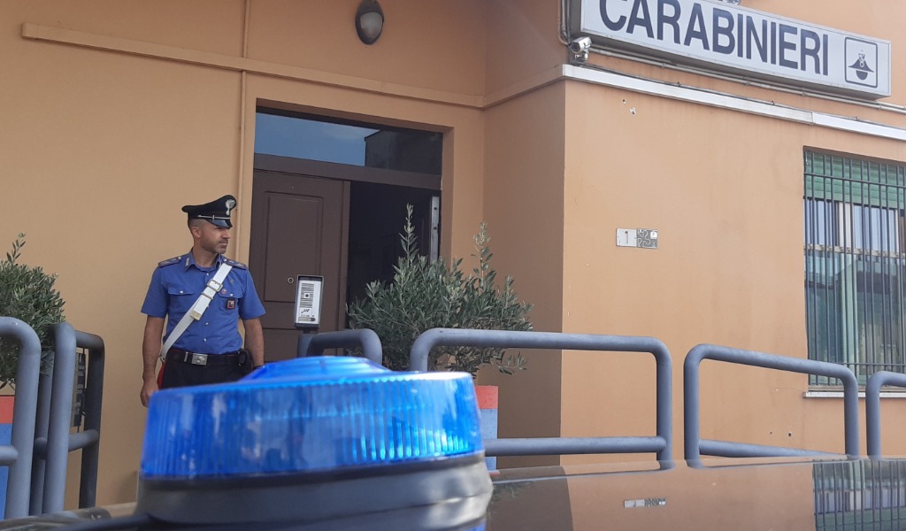 Ristruttura casa e due operai le rubano i gioielli: due anelli ritrovati in un compro oro