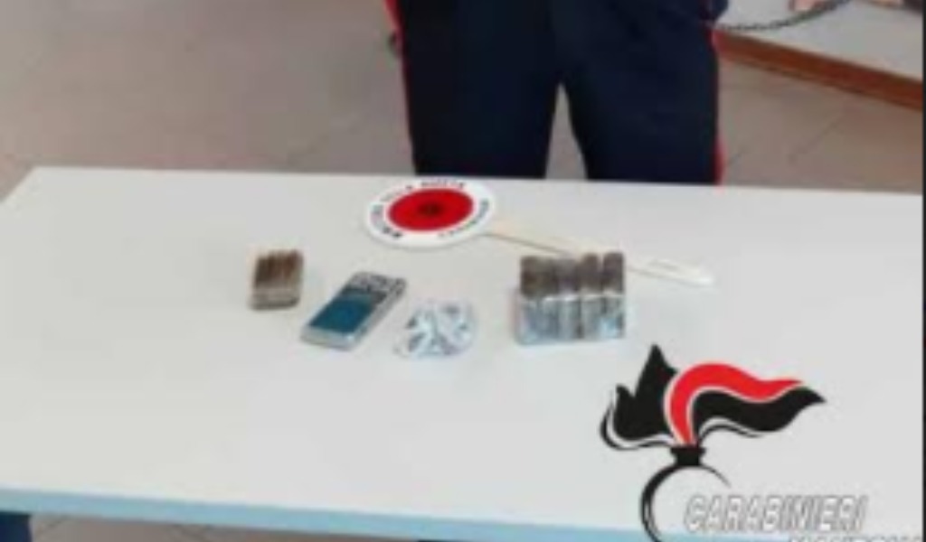 Scoperto con quasi 700 grammi di hashish nascosti in macchina: in manette 23enne