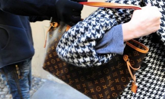 Chiede informazioni stradali ad un’anziana, ma è una scusa per rubarle la borsa